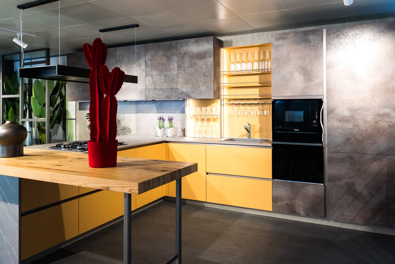 Cucina componibile in esposizione nello showroom Pavani