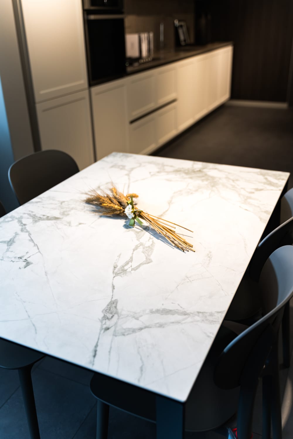 Dettaglio di materiali e finiture nello showroom Pavani