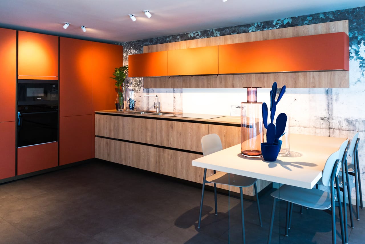 Ambiente cucina e zona pranzo nello showroom Pavani a Bollate